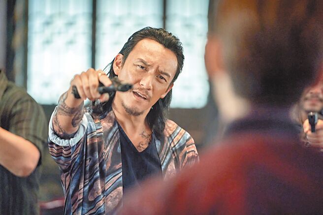 張震劇中飾演在蘇里南唐人街的黑幫老大。（Netflix提供）