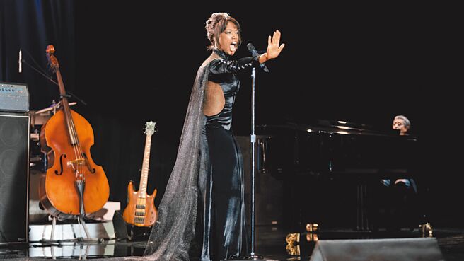 娜欧蜜艾基传神演绎惠妮休斯顿一生。（索尼影业提供）