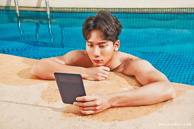 乐天Kobo全新推出首款环保概念阅读器Kobo Clara2E，更是首款防水的6吋萤幕阅读器，特别邀请了「台湾蝶王」王冠闳成为品牌好友。（Kobo提供）