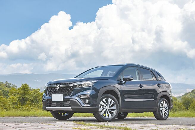 SUZUKI ALL NEW S-CROSS ALLGRIP以大胆自信的设计展现运动休旅车的强悍个性，售价114万元。（陈大任摄）