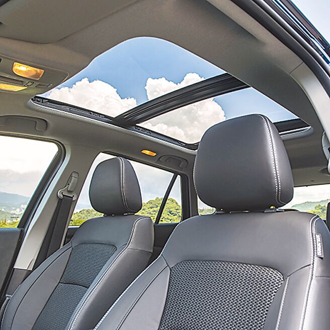 全景式天窗引入宽敞明亮的自然氛围。（陈大任摄）