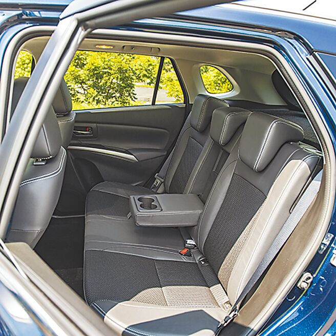 后座椅背为可调整角度的人因设计。（陈大任摄）