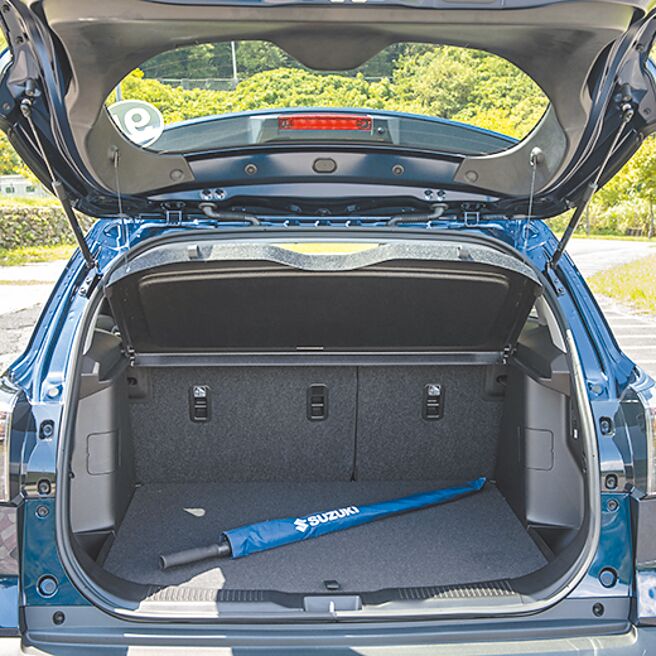 行李厢空间具备多样化的收纳机能。（陈大任摄）