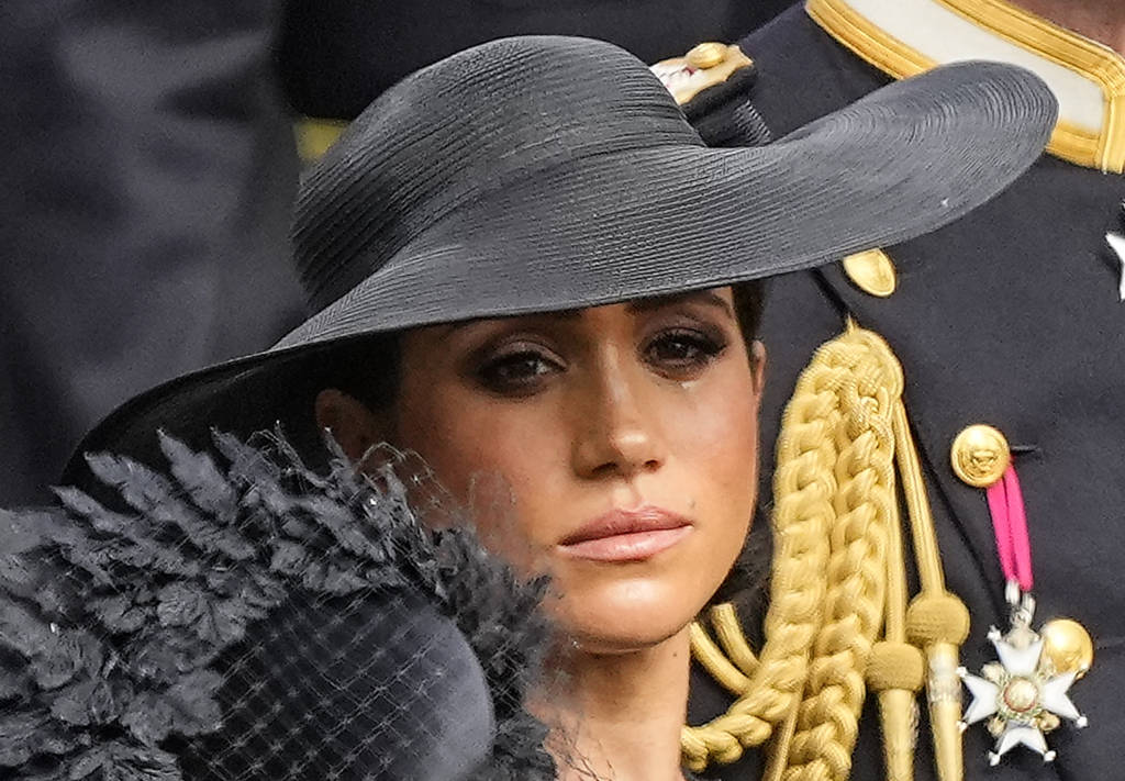 在伦敦西敏寺（Westminster Abbey）举行的英国女王国葬仪式结束后，萨塞克斯公爵夫人梅根9月19日表情凝重，含着泪看着灵柩装上灵车。（美联社）(photo:ChinaTimes)