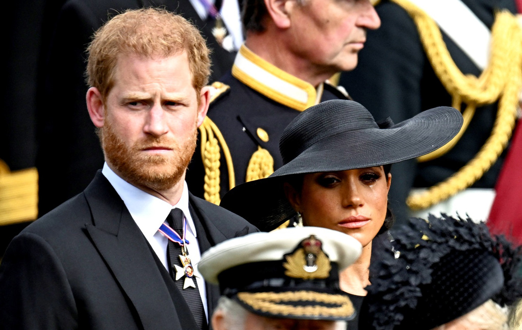 哈利王子与梅根在女王伊丽莎白二世（Queen Elizabeth II）的葬礼上神情哀戚、甚至泪崩，不过两人被捕捉到与7岁的小公主夏绿蒂（Princess Charlotte）四目相接时，原本严肃的神情立刻转为温暖的微笑。（图／路透社）(photo:ChinaTimes)