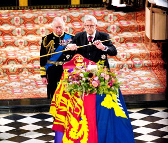 影》女王葬禮首公開「斷杖」儀式！象徵伊麗莎白二世時代結束了