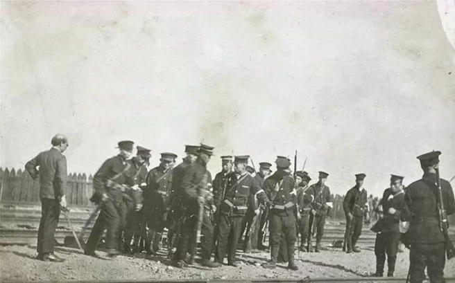 清末盛宣怀曾任铁路总办，拔除梁士诒铁路总局局长职务，同年辛亥革命爆发清朝灭亡。图为辛亥革命的武装部队。（图／网路）