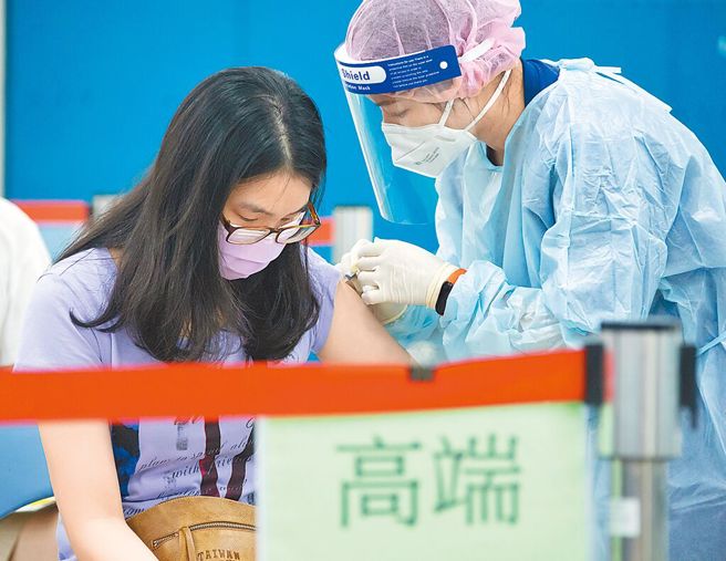 高端疫苗每剂约810至881元之间，对比同属次单位蛋白平台的Novavax疫苗一剂才500元，高端造价为Novavax的1.5倍，遭立委、专家批评根本是一场骗局。图为民眾施打高端疫苗。（本报资料照片）
