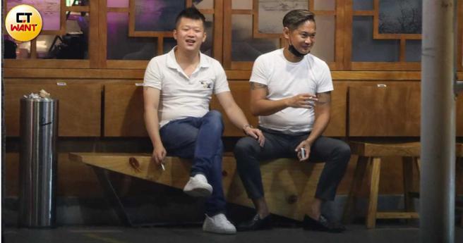 杨晨熙的邱姓绯闻男友与友人在火锅店门外抽菸聊天。（图／本刊摄影组）