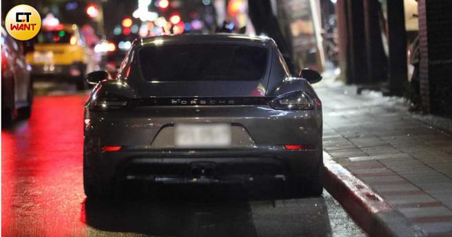 路边红线旁停着杨晨熙的保时捷，不过没有看到她的身影。（图／本刊摄影组）