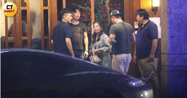 因为有警车经过，杨晨熙匆匆走出餐厅，与友人发现是虚惊一场。（图／本刊摄影组）