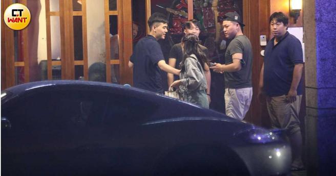 在友人簇拥下杨晨熙转头要回餐厅，此时邱姓小开在门边探头与她对话。（图／本刊摄影组）