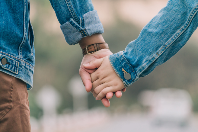 一位女网友表示她和男友都很害羞，连牵手都会紧张，不知如何才能拉近彼此距离。（示意图，达志影像）