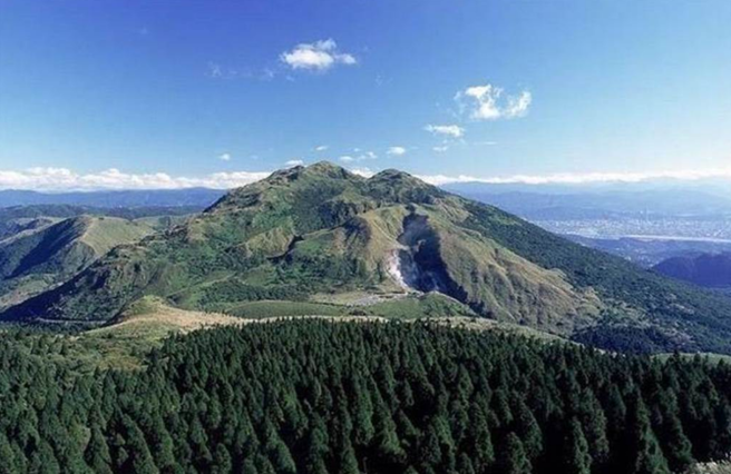 山腳斷層自林口台地一路延伸，穿過大屯山系後自金山出海。（翻攝陽明山國家公園官網）