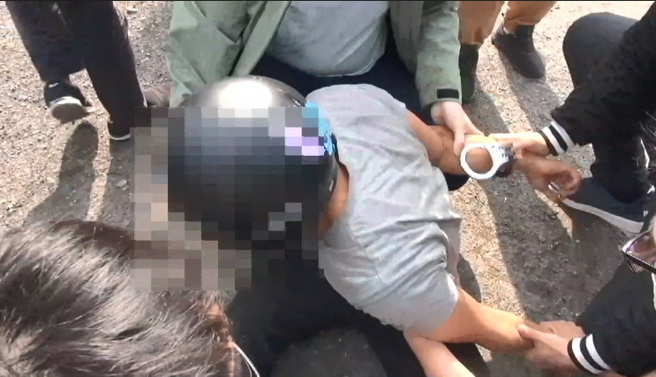 犯嫌于嘉义市某停车场内进行交易，员警于交易地点埋伏，当场将毒品交易犯嫌逮捕。(叶庭欣/翻摄)