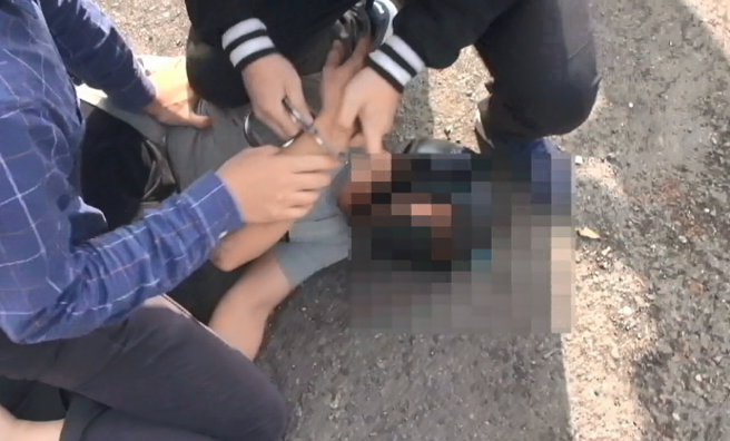 犯嫌于嘉义市某停车场内进行交易，员警于交易地点埋伏，当场将毒品交易犯嫌逮捕。(叶庭欣/翻摄)