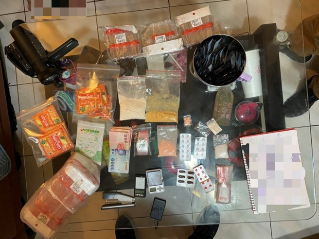 锁匠开锁建功，警方缉获毒品分装场，再查扣第二级毒品大麻1棵、毒咖啡包7包、半成品25包、毒品原料数包、包装袋、封口机及其他分装工具1批、现金3,700元等。(叶庭欣/翻摄)