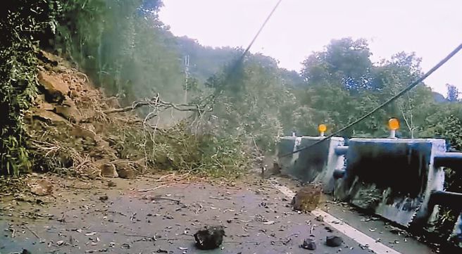 918大地震造成花莲屋倒、桥断，花莲县玉里六十石山的联外道路也因强震导致落石和土石掩埋中断。（摘自爆料公社／黄婉婷花莲传真）