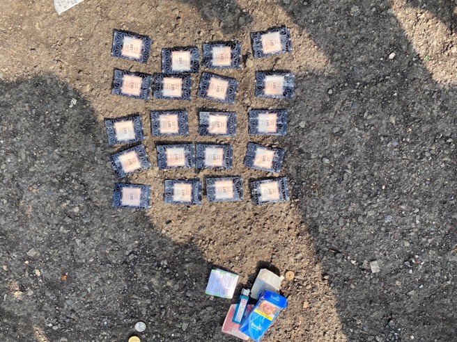 警方于嘉义市某停车场内，查扣毒品咖啡包20包、智慧型手机2支、现金新臺币600元等。(叶庭欣/翻摄)