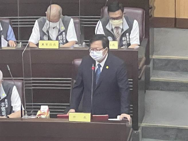 桃園市長鄭文燦20日議會備詢時證實是統包的瑞助營造天花板結構強度不足導致八德羽球場坍塌。(蔡依珍攝)