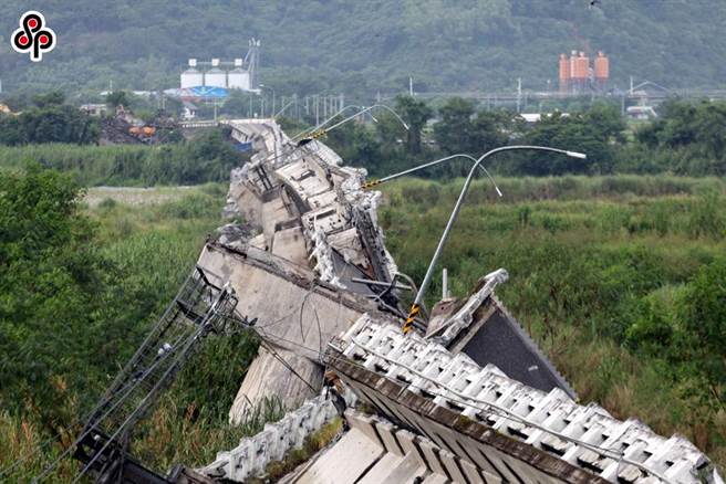 交通部公路總局盤點至今日上午，只剩台20線南橫公路阻斷，預計中午前搶通。圖為花蓮縣府管轄的高寮大橋，因918地震傾倒。（本報資料照）