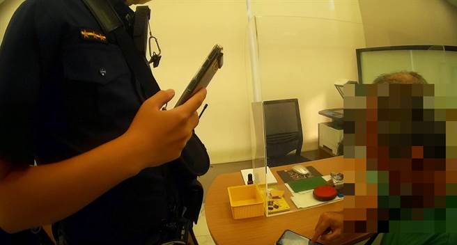 清水警方耐心解释，并说出简易公式（网路交友＋转帐(匯款)=诈骗），这是诈骗集团惯用的诈骗手法，蔡男方恍然大悟免遭诈骗。（警方提供）