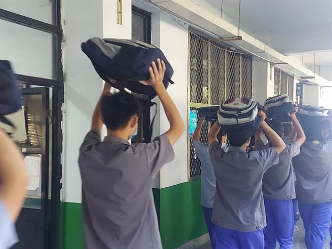 因应地震发生，学校进行人员疏散动作演练。（教育部提供／林志成台北传真）