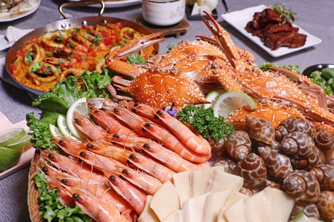 「秋冬充电计画」晚餐主打豪华自助百匯，新鲜海鲜吧、现煮牛肉汤、现切美国牛排等。（丽宝乐园渡假区提供）