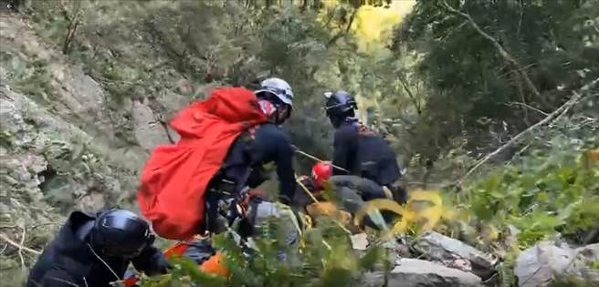 搜救人员顺利找到失踪的陈姓登山客。（翻摄照片／李京升苗栗传真）