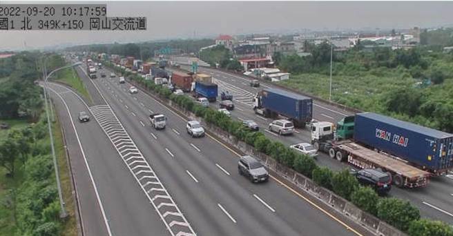 國道1號南向351公里處燕巢路段上午發生2大貨車追撞，此事故造成後方車流回堵約4公里。（摘自警廣即時通／林瑞益高雄傳真）