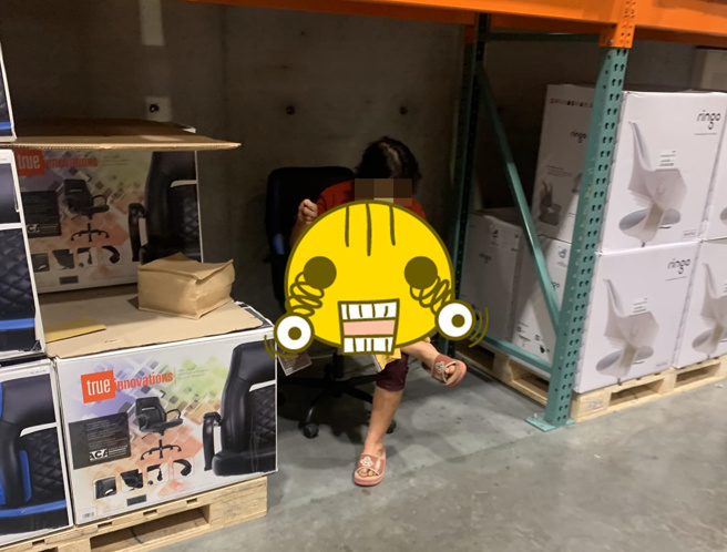 好市多驚見阿嬤「自帶針線」縫衣服。(翻攝臉書路上觀察學院)