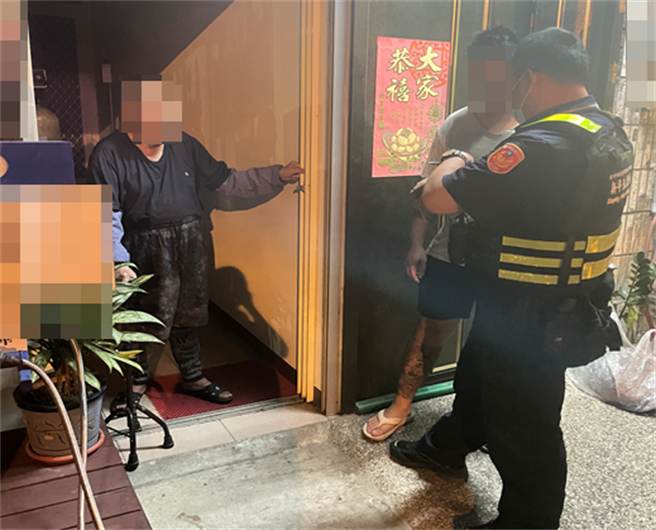 太平警分局新平派出所員警以僅有的生肖線索查出劉爺爺是21年次生，經再三比對相關資料無誤後，並貼心護送老翁返家。（太平警分局提供／馮惠宜台中傳真）