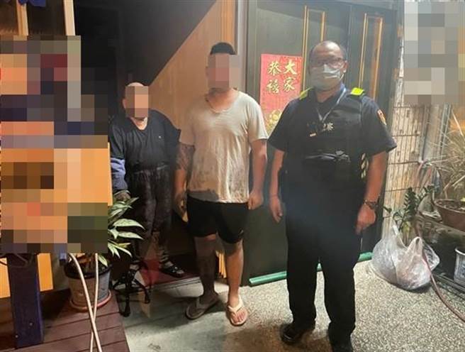 太平警分局新平派出所員警以僅有的生肖線索查出劉爺爺是21年次生，經再三比對相關資料無誤後，並貼心護送老翁返家。（太平警分局提供／馮惠宜台中傳真）