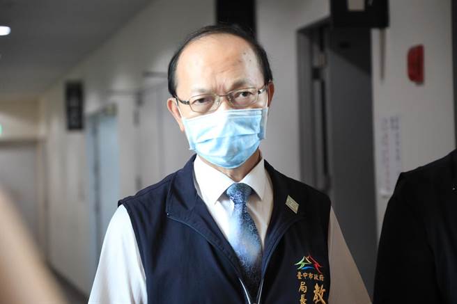 台中市教育局长杨振升今天出面说明狼师案最新进度。（张亦惠摄）