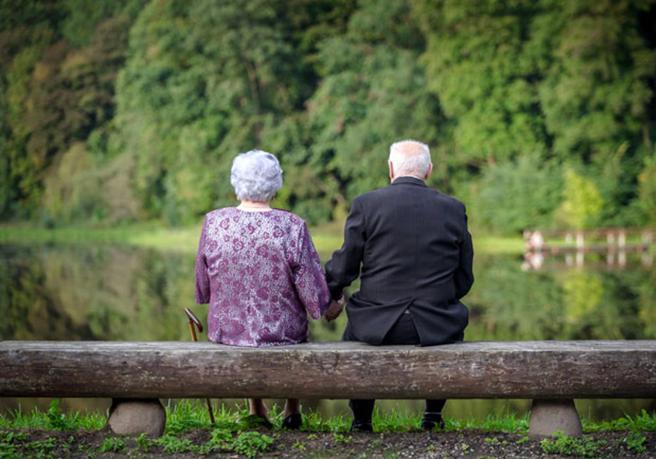 父母比子女有钱却要求高额孝亲费。(图/翻摄自shutterstock)
