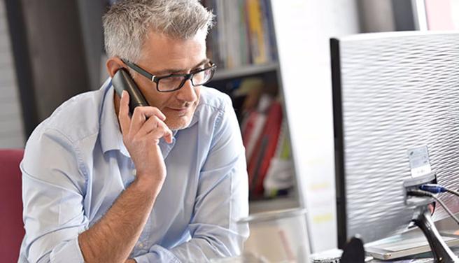 iPhone 的电源键可以快速唤醒或休眠手机。（图／shutterstock）