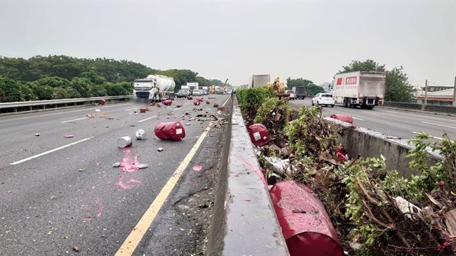 大货车突然爆胎，失控自撞内侧护栏，所载运的桶装润滑油掉落中央分隔带及北向车道。（国道警方提供∕吕妍庭嘉义传真）