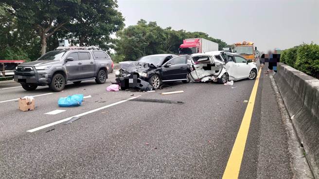 北向1辆自小客车追撞前方两辆自小客，所幸无人伤亡，虚惊一场。（国道警方提供∕吕妍庭嘉义传真）