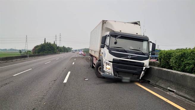 今清晨6点5分有1辆行驶在南向车道的大货车突然爆胎，失控自撞内侧护栏。（国道警方提供∕吕妍庭嘉义传真）