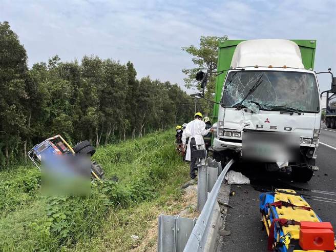 國道1號南下350.6公里處燕巢路段20日上午發生兩輛大貨車追撞的事故，其中一輛大貨車衝到路旁邊坡。（翻攝照片／林瑞益高雄傳真）