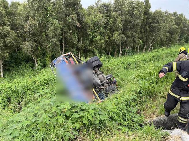 國道1號南下350.6公里處燕巢路段20日上午發生兩輛大貨車追撞的事故，消防局獲報到場搶救。（翻攝照片／林瑞益高雄傳真）