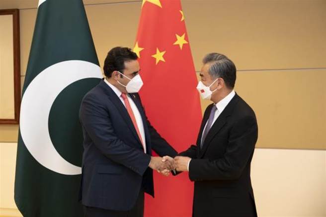 王毅会见巴基斯坦外长比拉瓦尔共建牢不可破全天候友谊。（中国外交部）