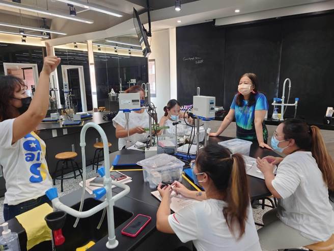 5学员参加弘光科技大学妆品系设计为期二个月的专业研习课程。（民眾提供／杨静茹南投传真）