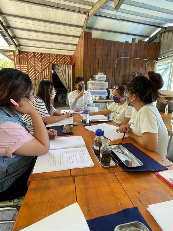 日月潭风管处辅导5名族人通过培训成为香氛引导师，日月潭香氛团队正式成军。（民眾提供／杨静茹南投传真）