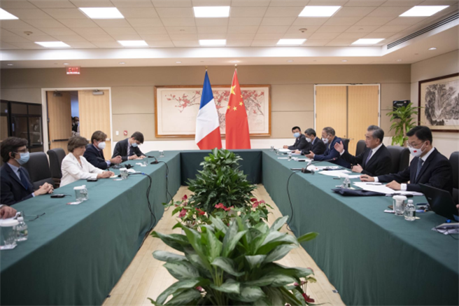 王毅見法國外長科隆納願同法方保持高層交往，加強團結協作。（中國外交部）