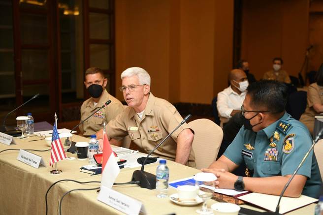 美軍第七艦隊司令湯瑪斯（Karl Thomas）。（圖／取自美軍第七艦隊推特）