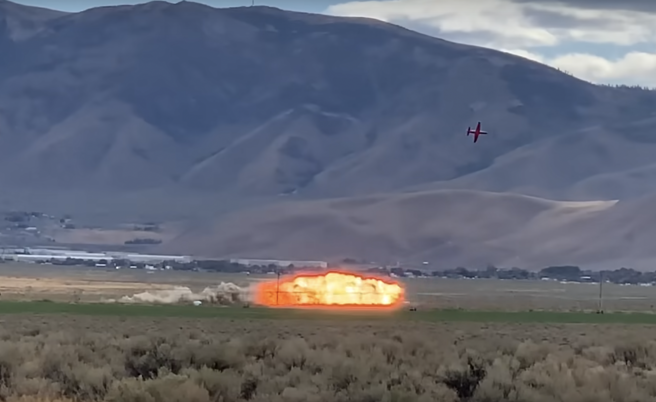 坠机发生前，飞行员处于6圈赛事当中的第3圈。（翻摄自Youtube）