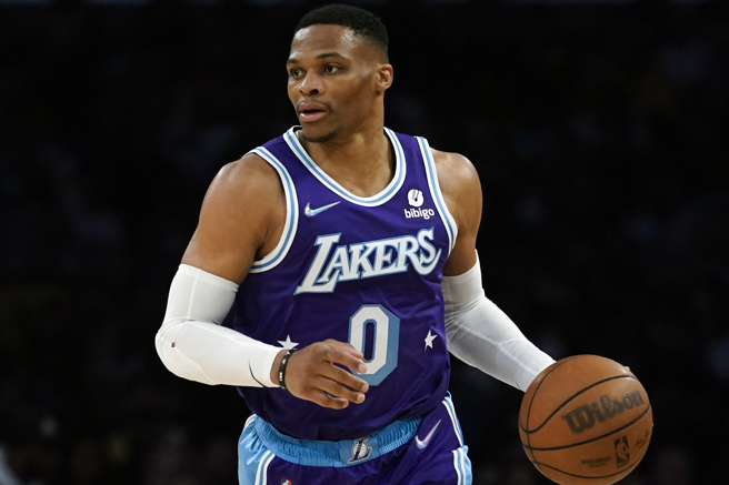 歷经让人失望的1年后，韦斯布鲁克(Russell Westbrook)下赛季得打出令人信服的成绩。(美联社)