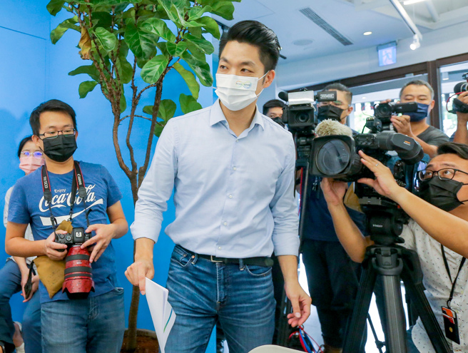 国民党台北市长参选人蒋万安（中）20日出席「耐灾城市 台北万安」政策发布会，他表示，受到全球复合性灾害频传，建构台北成为耐灾城市，才能确保市民生命与财产之安全，朝向首都永续发展目标迈进。（粘耿豪摄）
