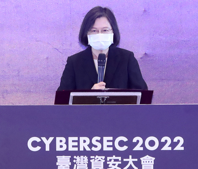 蔡英文总统20日出席「2022台湾资安大会」开幕典礼，上台致词。（郑任南摄）